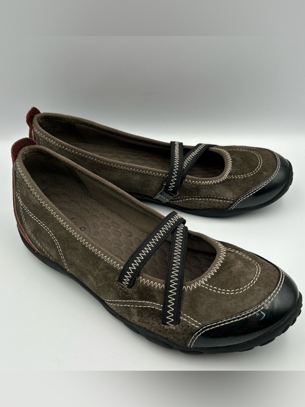CLARKS PRIVO Mary Jane Shoe Size 7.5 Slip On Flats Loafer Brown/Red Suede Casual